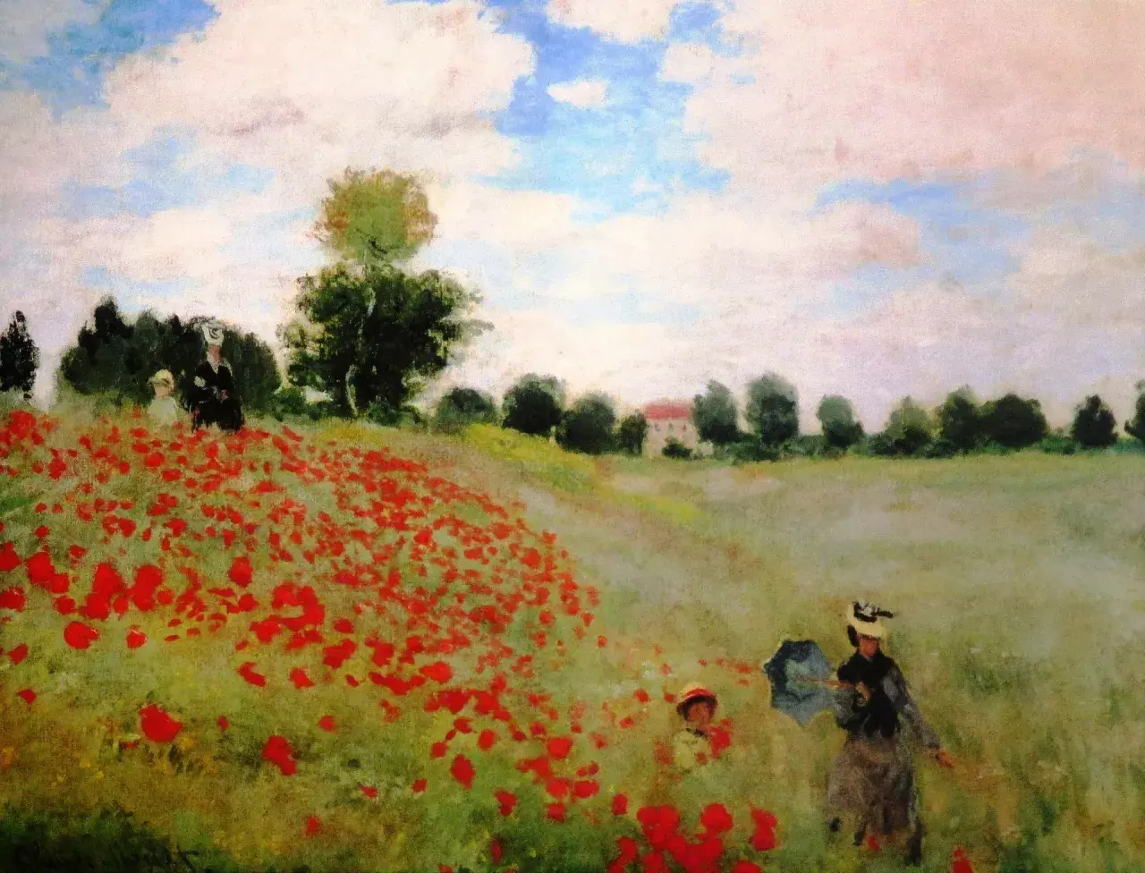 Ein Feld voller Mohnblumen, mit zwei Frauen und einem Kind, die durch die Wiese spazieren. Ein bekanntes Kunstwerk, das die Schönheit der Natur einfängt.