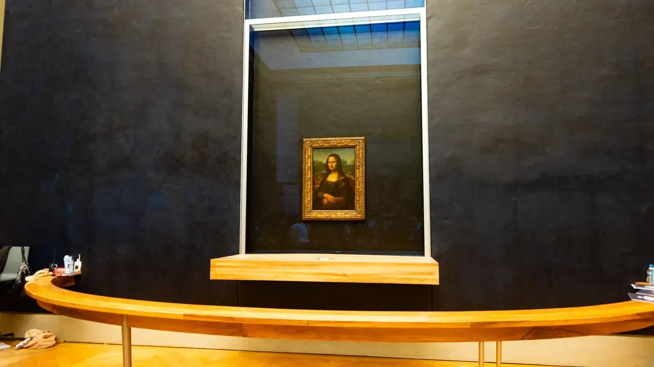Das berühmte Gemälde der Mona Lisa im Louvre, hinter Glas geschützt. Ja, ist die Mona Lisa im Louvre echt und ein unvergessliches Erlebnis.