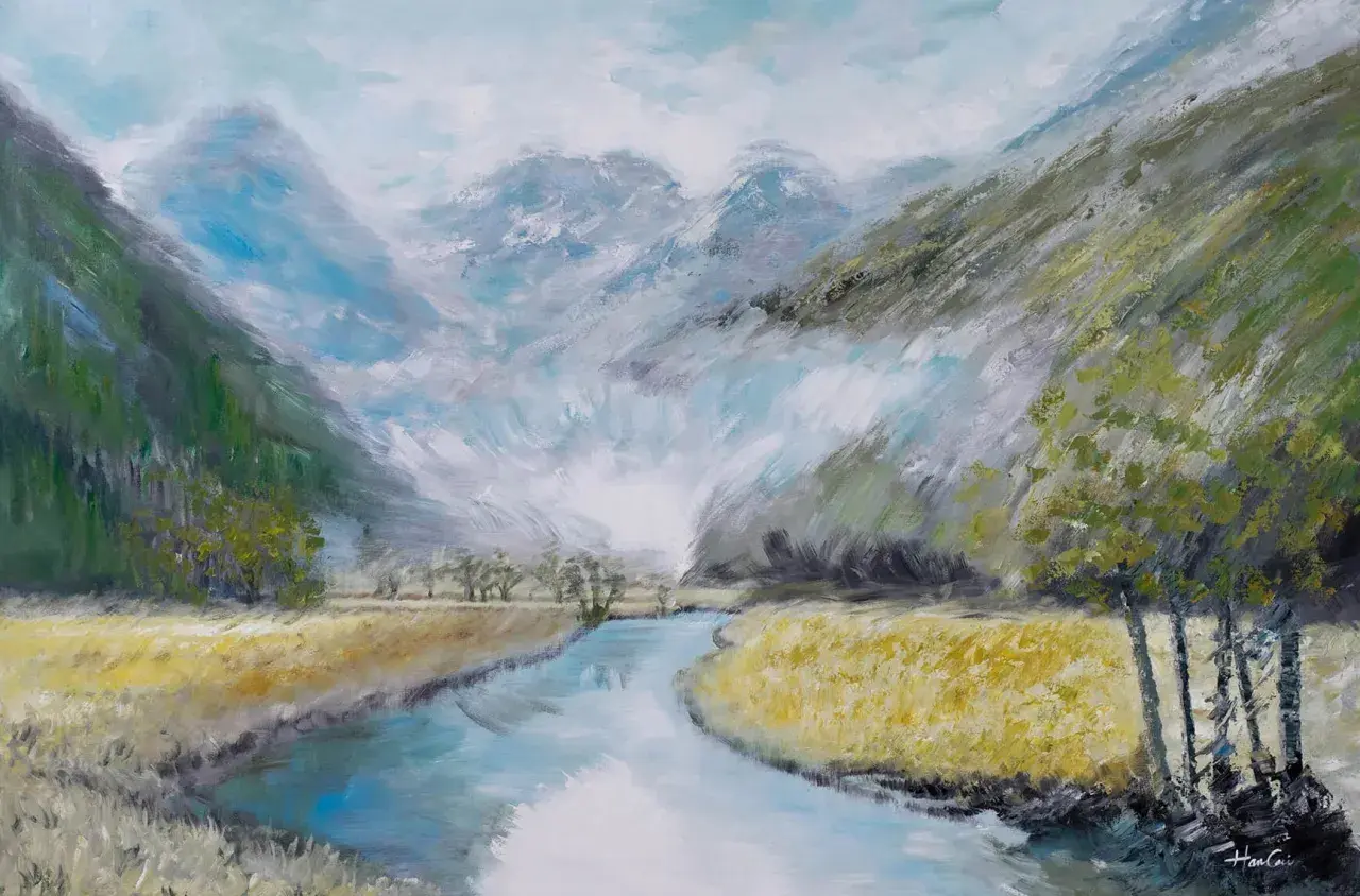 Ein impressionistisches Gemälde eines Flusses, der sich durch ein Tal schlängelt, umgeben von nebligen Bergen und goldenen Feldern. Ein Meisterwerk eines Landschaftsmalerei Künstlers.