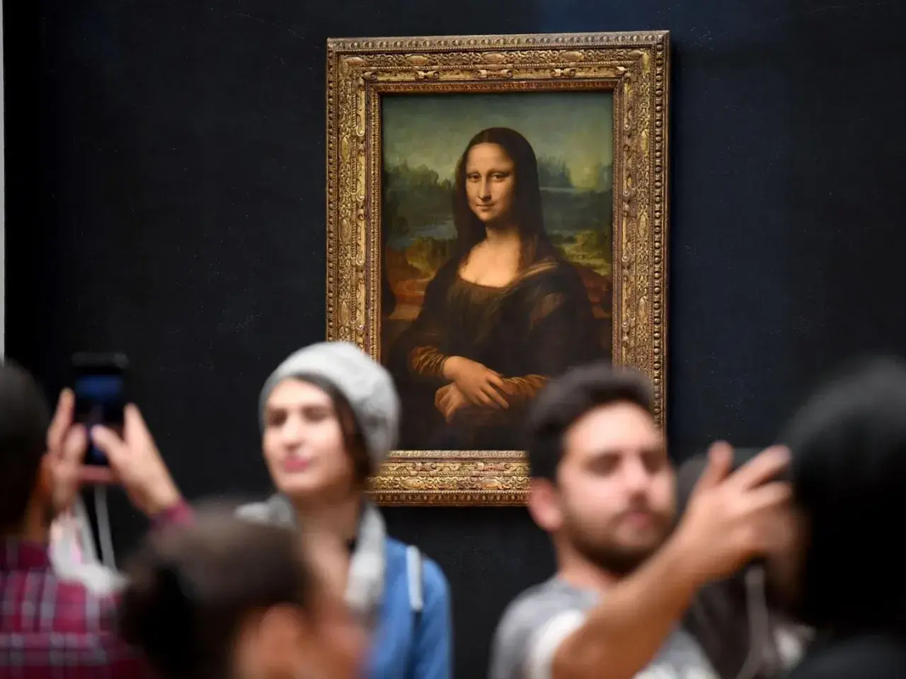 Die Mona Lisa, ein Meisterwerk von Leonardo da Vinci, hängt im Louvre. Die Frage "wem gehört die Mona Lisa" ist komplex, aber sie ist Eigentum des französischen Staates.