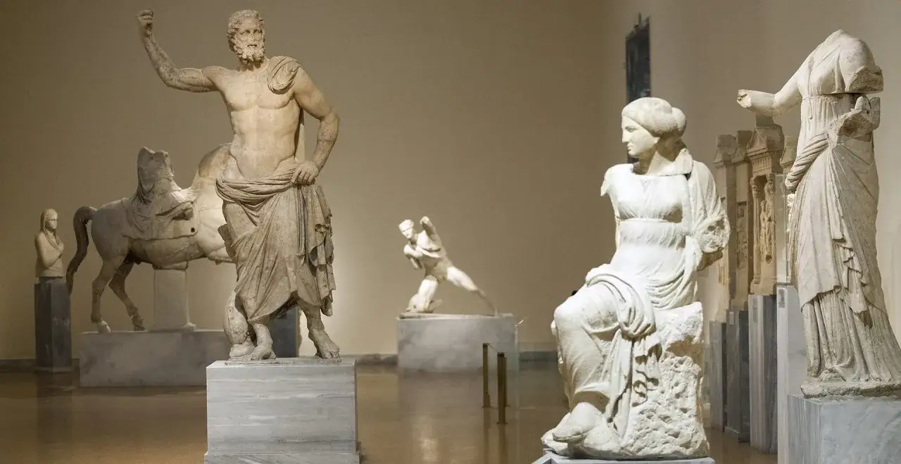 Skulpturen im Museum zeigen die dynamische hellenistische Kunst: ein Mann mit Pferd, eine sitzende Frau und ein kämpfender Athlet.