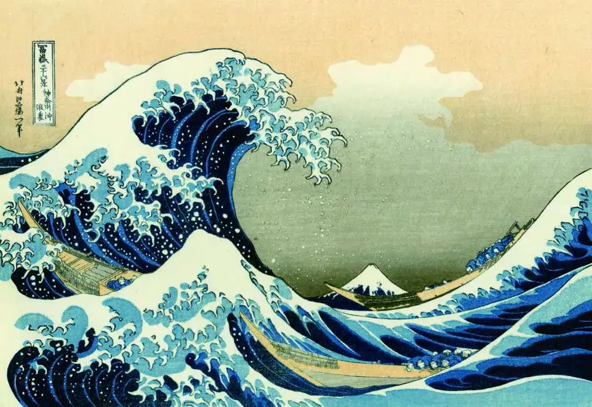 Die große Welle vor Kanagawa: Boote kämpfen gegen eine riesige, todbringende Welle, während der Fuji im Hintergrund ruhig thront.