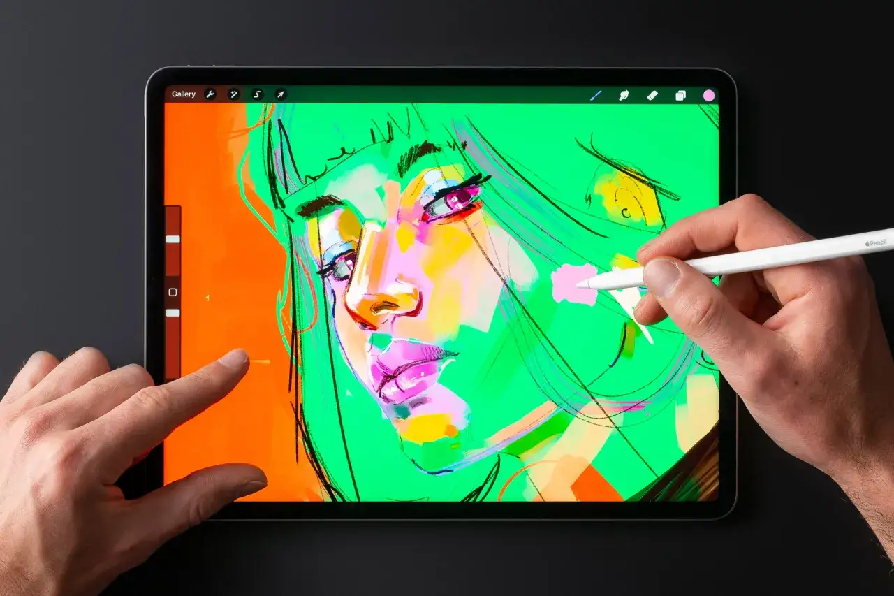 Mit einem Apple Pencil wird ein lebendiges Porträt auf einem iPad gemalt. Helle Farben und dynamische Striche erwecken das digitale Kunstwerk zum Leben.