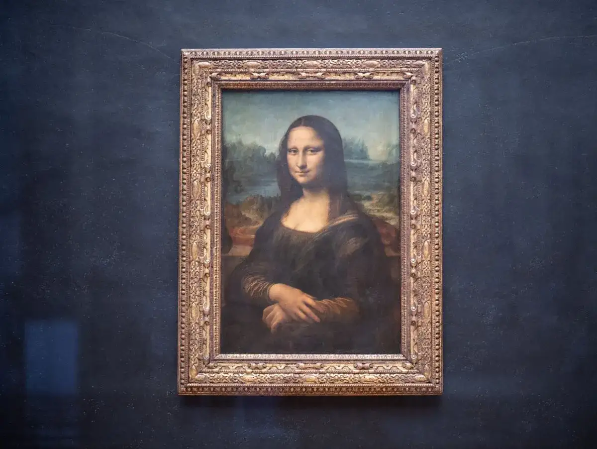 Das berühmte Gemälde im Louvre: Mona Lisa von Leonardo da Vinci, ein Meisterwerk der Renaissance, das Besucher aus aller Welt anzieht.
