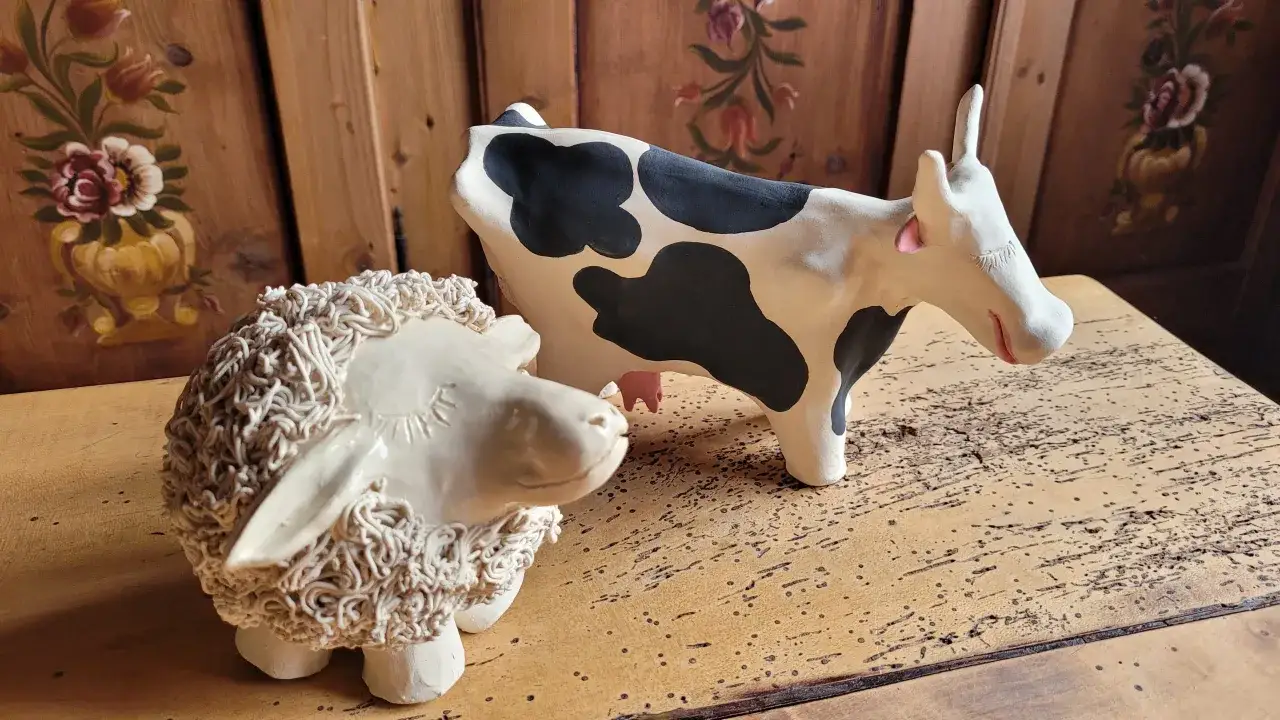 Fertige Tonskulpturen bemalt glasiert