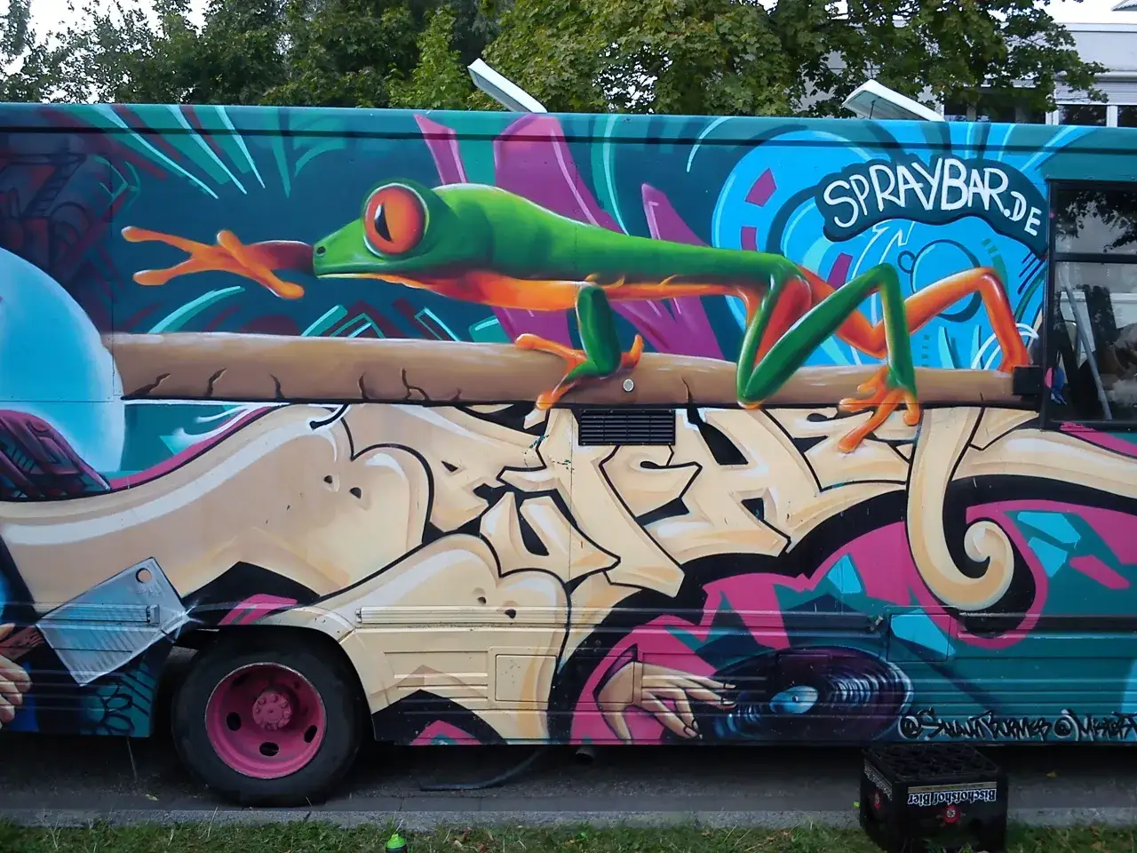 Künstler sprüht Graffiti auf Auto Kostenfaktoren