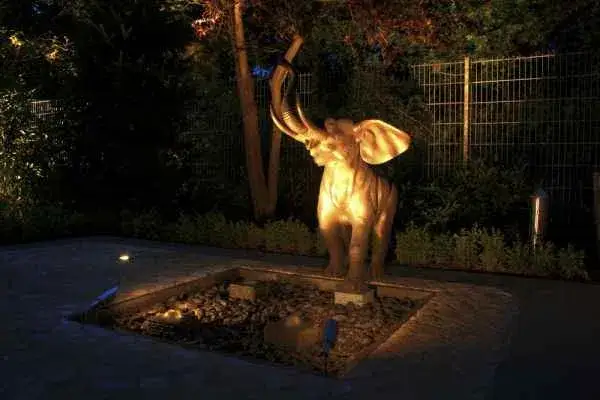 Gartenskulptur im Garten mit Beleuchtung