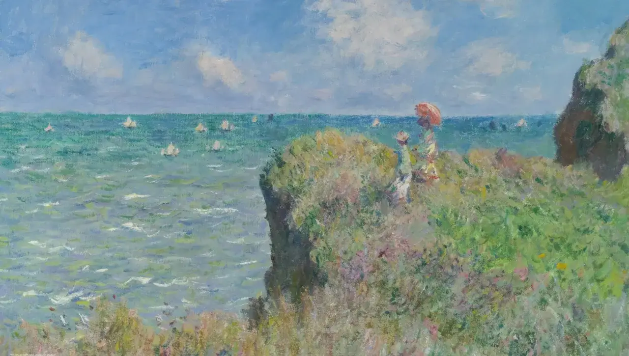 Ein französischer Maler fing die Szene ein: zwei Figuren mit Sonnenschirm auf einer blühenden Klippe, Segelboote auf dem türkisfarbenen Meer unter blauem Himmel.