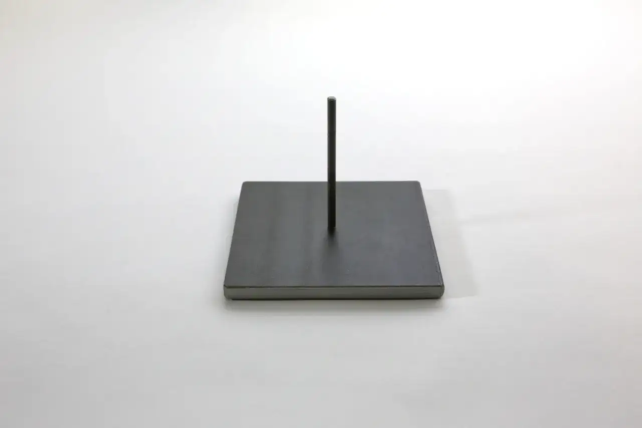 Maßgefertigter Metallsockel für Skulptur