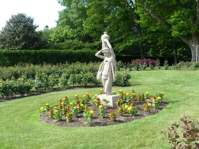 gartenskulptur platzierung ideen